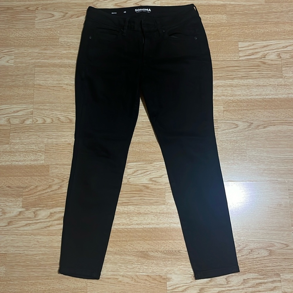 Comfy with the right amount of stretch. Excellent condition!